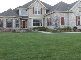 N52W21425 Taylors Woods Dr, Menomonee Falls, WI 53051
