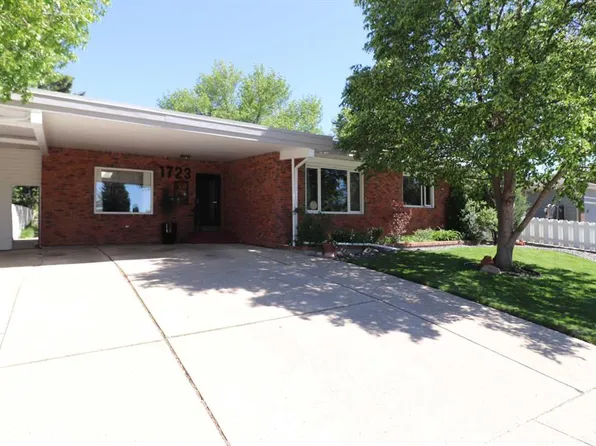 1723 E Lakemount Blvd S, Lethbridge, AB T1K 3K5