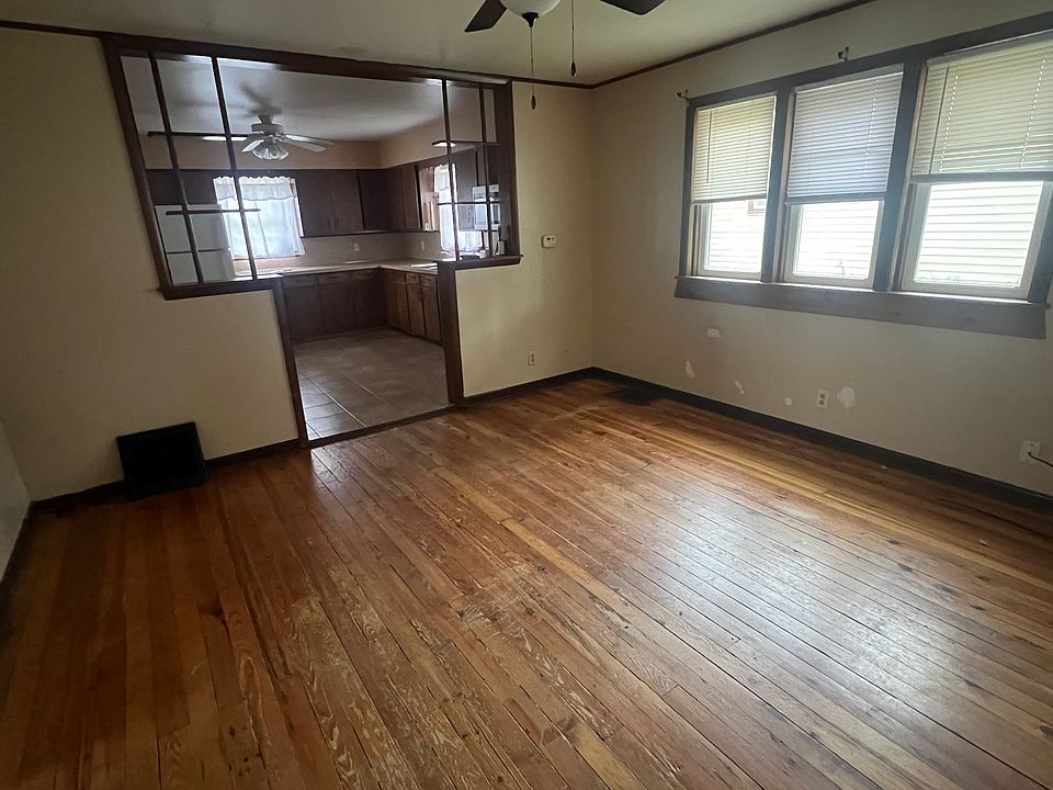 2nd image of 1421 Pleasant St