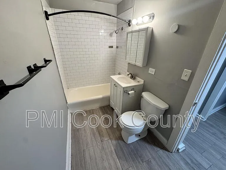 9006 S Escanaba Ave #G — Photo 12