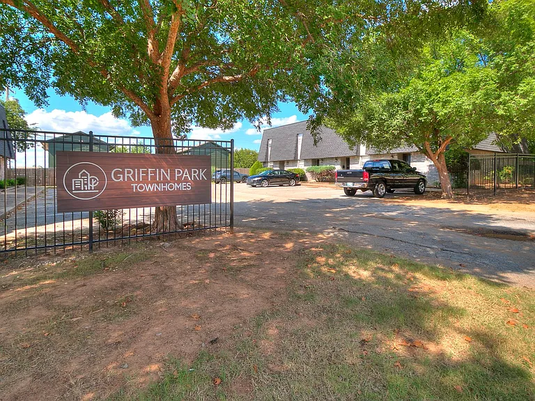 1201 Lakecrest Dr — Photo 1