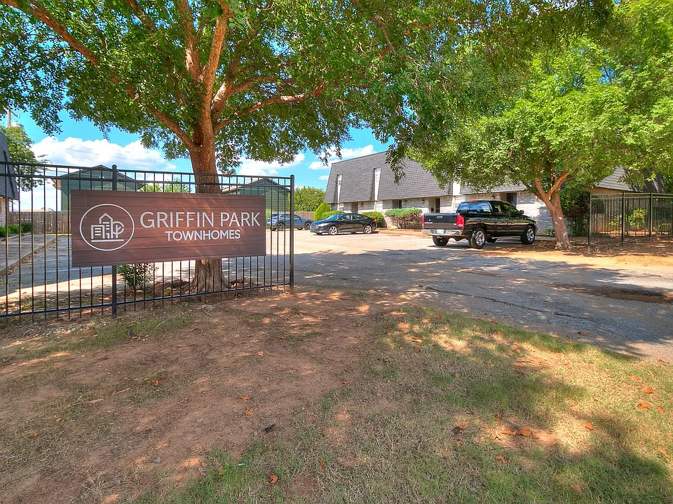 1201 Lakecrest Dr