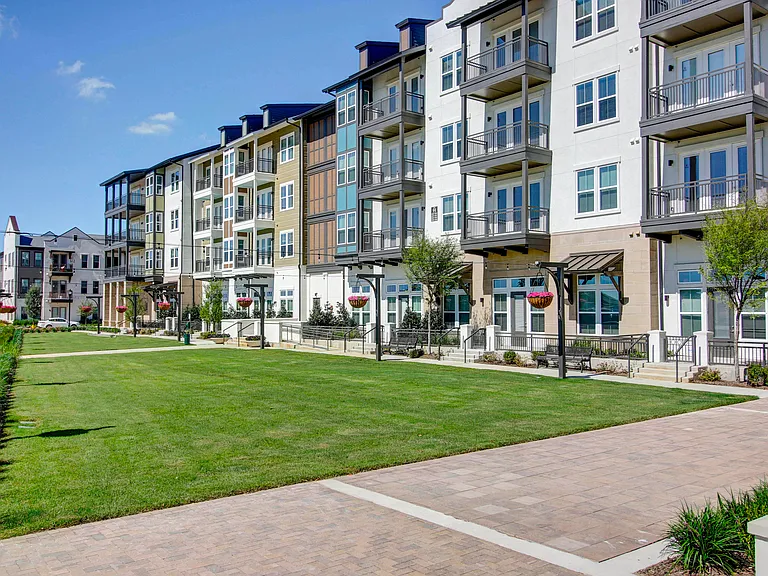 Exterior and Green Space The Maxwell