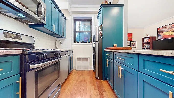 Sold by Bizzarro Agency | media 5