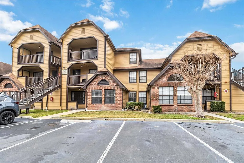 2 bed, 1.0 bath, 867 sqft, $1,600 — Photo 2