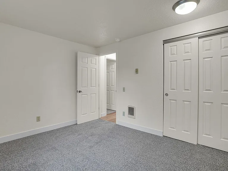 Carlton Square Apartments — Photo 34