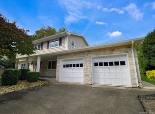 15 Sterling Forest Ln, Montebello, NY 10901
