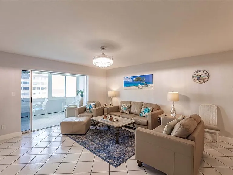 1125 W Peppertree Dr #501 — Photo 5