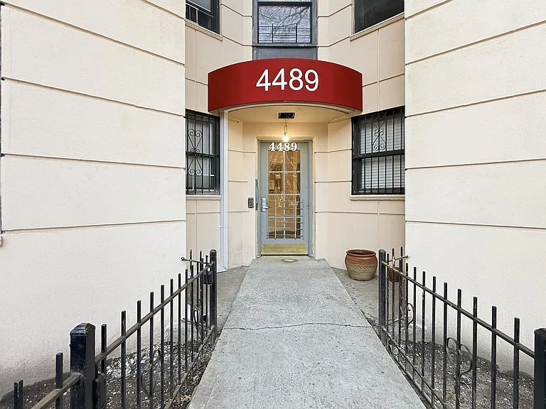 4489 Broadway #2D — Photo 19
