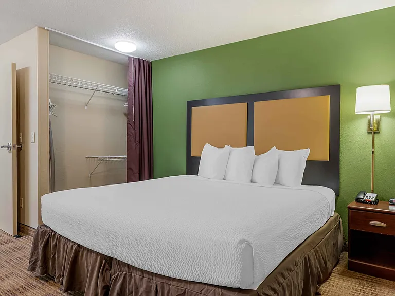 Deluxe Studio - 1 King Bed