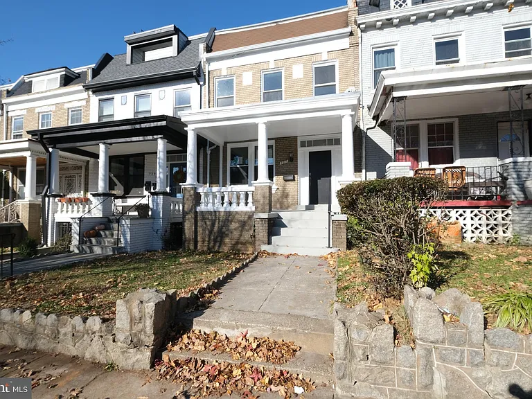 727 Otis Pl NW — Photo 1