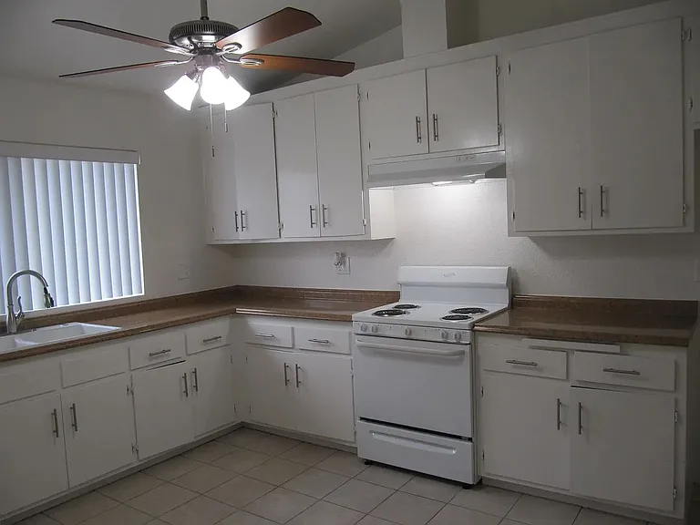 16628 Woodruff — Photo 35