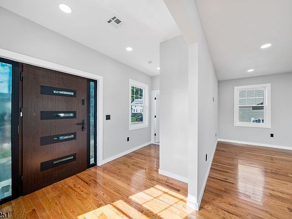 4th image of 1123 Thompson Ave