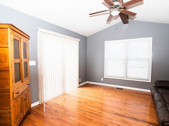3rd image of 504 Oakridge Dr