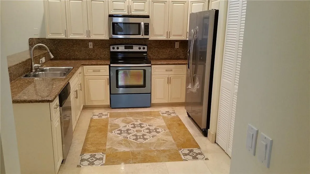 3 bed, 2.0 bath, 1694 sqft, $3,600 — Photo 4