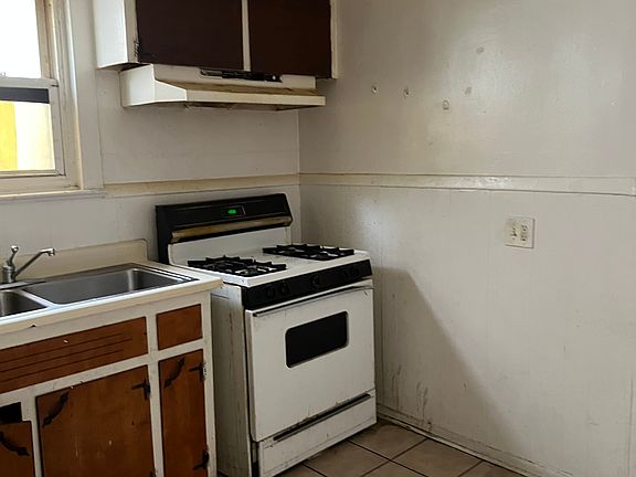 3rd image of 49 Texas St