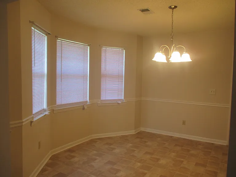 915 Malibu Dr — Photo 3