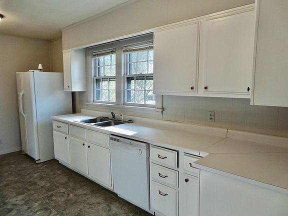 5th image of 3289 Ashley St