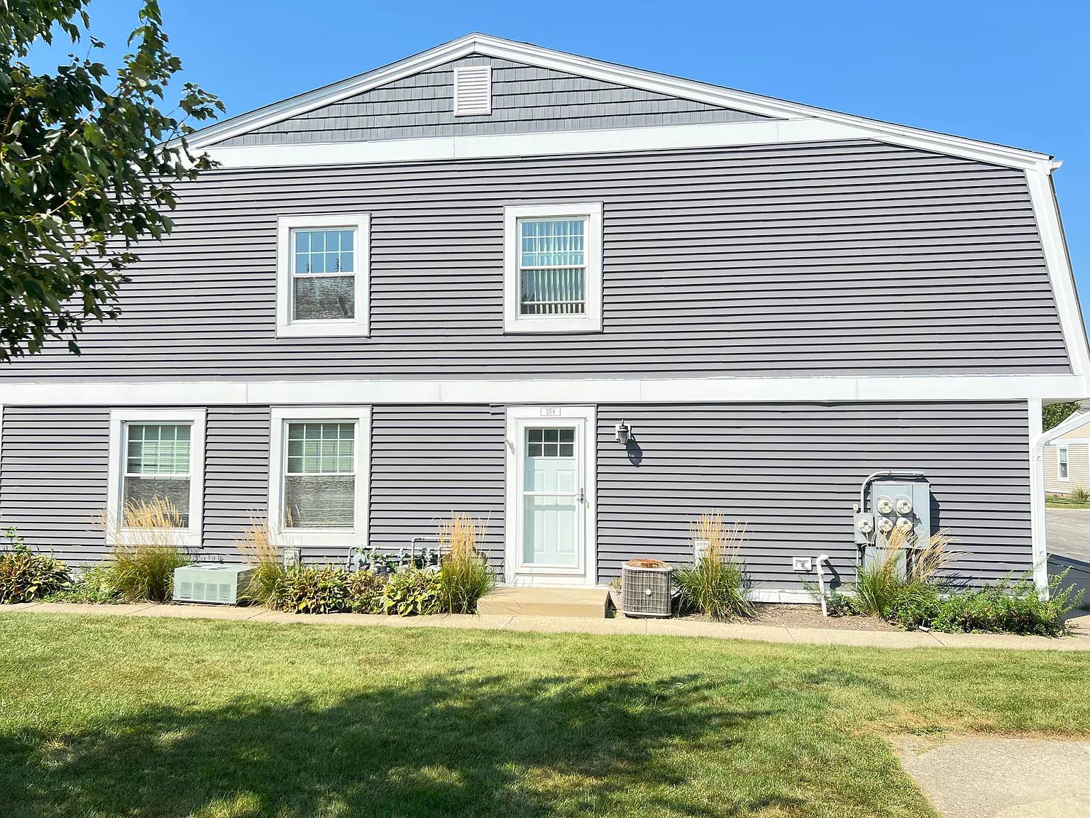 3 bed, 1034 sqft, $2,200 — Photo 2