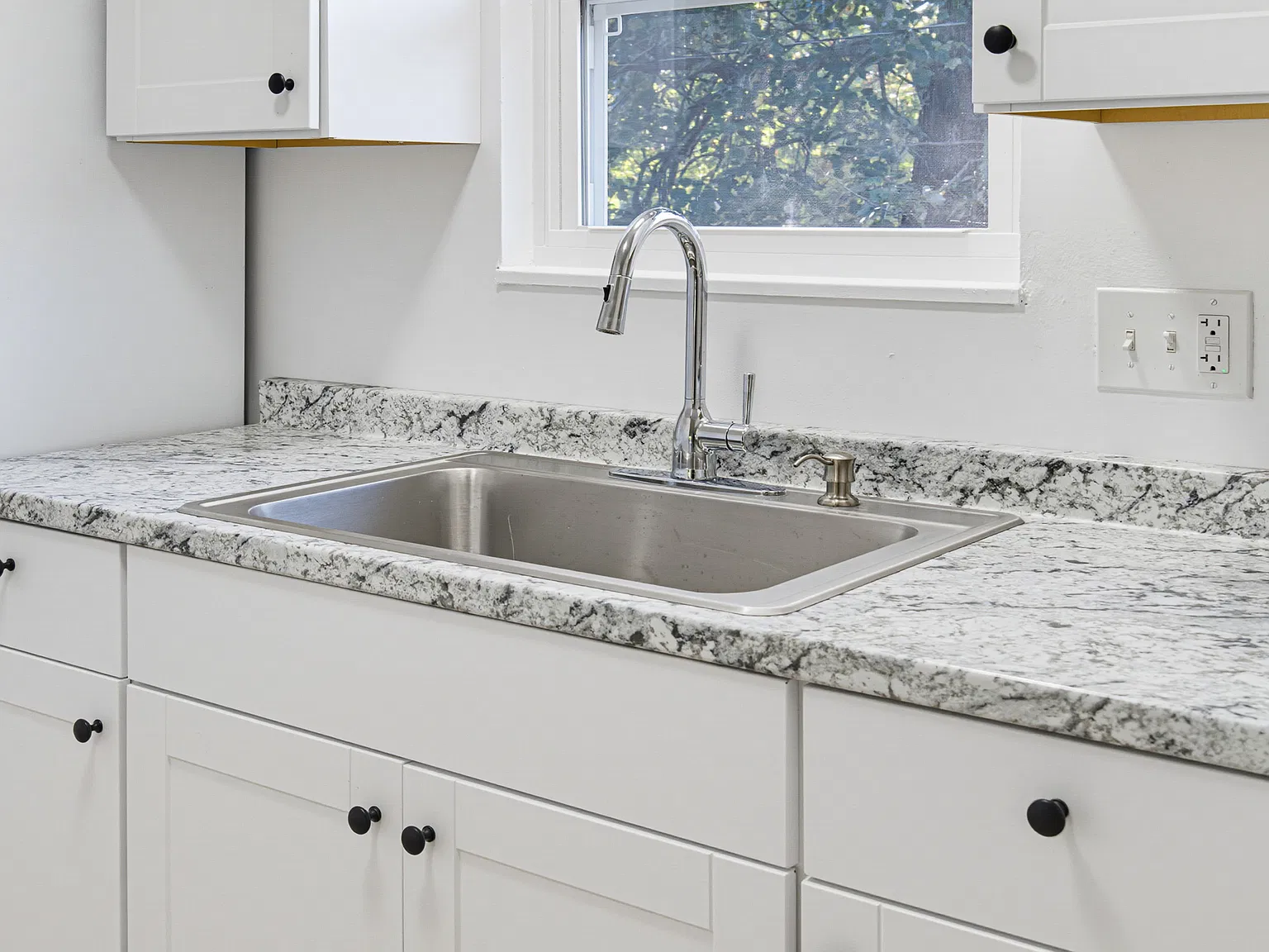 1202 E Walford Dr — Photo 3