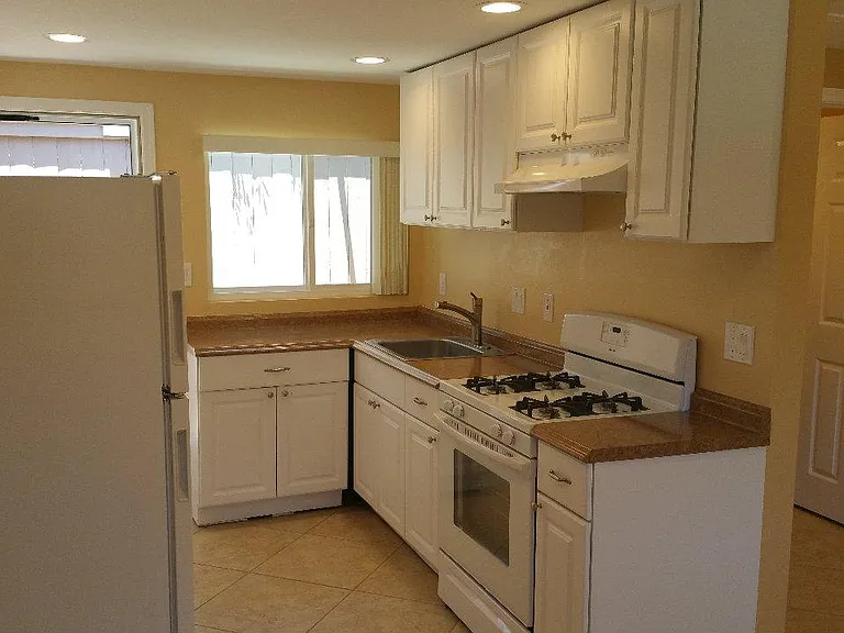 179 E 18th St #C1 — Photo 6