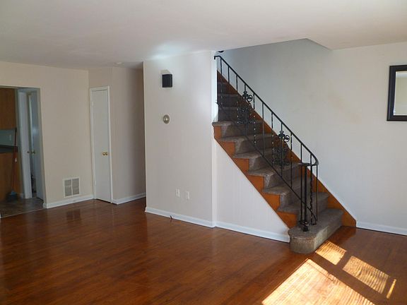4th image of 19 E Lakewood Ave