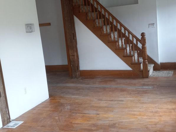 24 Pleasant St APT 1, Lyndonville, VT 05851