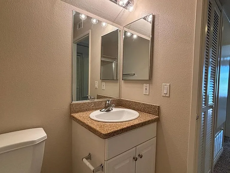 21450 Burbank Blvd #301 — Photo 22