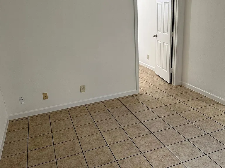 301 Avondale St #4 — Photo 10