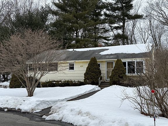 3rd image of 8 Sycamore Cir