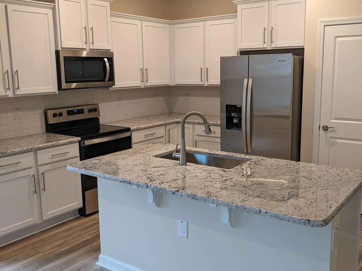 3 bed, 2.5 bath, 1558 sqft, $1,800 — Photo 2
