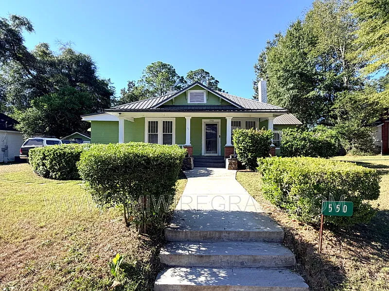 4 bed, 2.0 bath, 1666 sqft, $1,450 — Photo 1