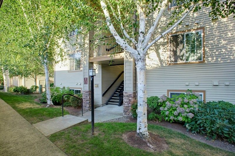 Welcome to Tanglewood in the heart of Klahanie! This 1 BR, 1 bath, ground floor end unit is ready for you. Enjoy all the amenities this Klahanie community has to offer-clubhouse, outdoor pool, sports court, trails & more.