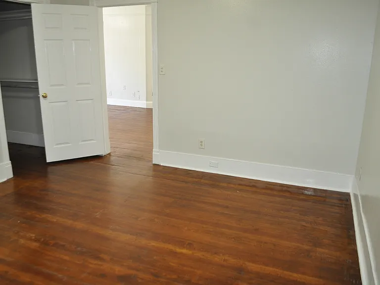 205 E Travis St — Photo 7