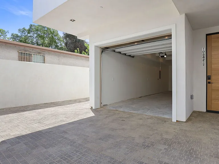 10842 Peach Grove St #2 — Photo 37