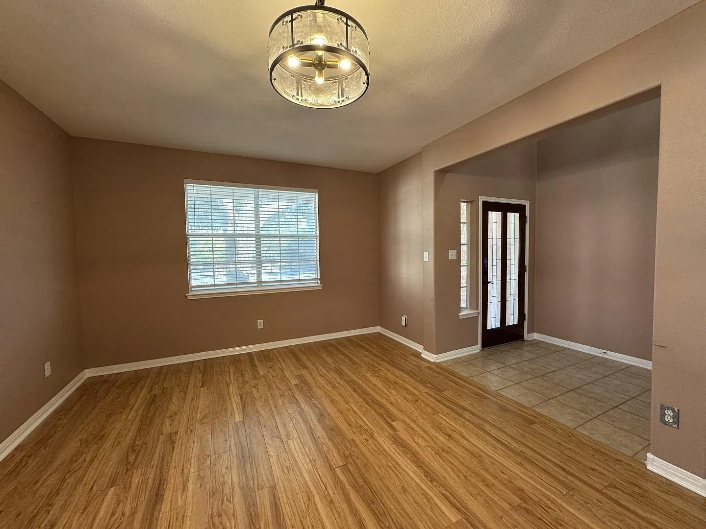 4 bed, 3.0 bath, 2456 sqft, $2,700 — Photo 2