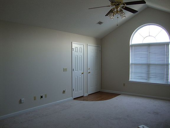 Living Room
						:
						Living Room