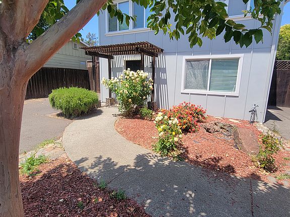 3rd image of 944 Harley St #B