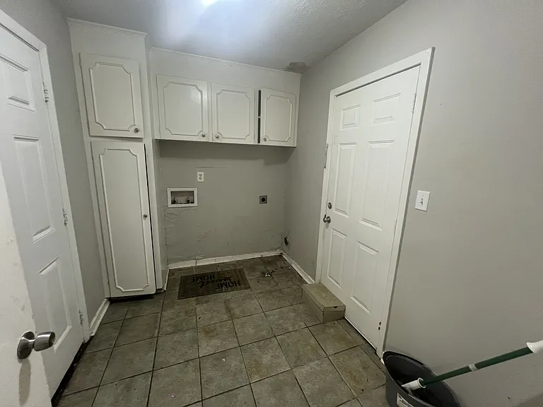 2915 Longwood Dr — Photo 4