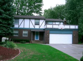 26424 Holly Hill Dr, Farmington Hills, MI 48334