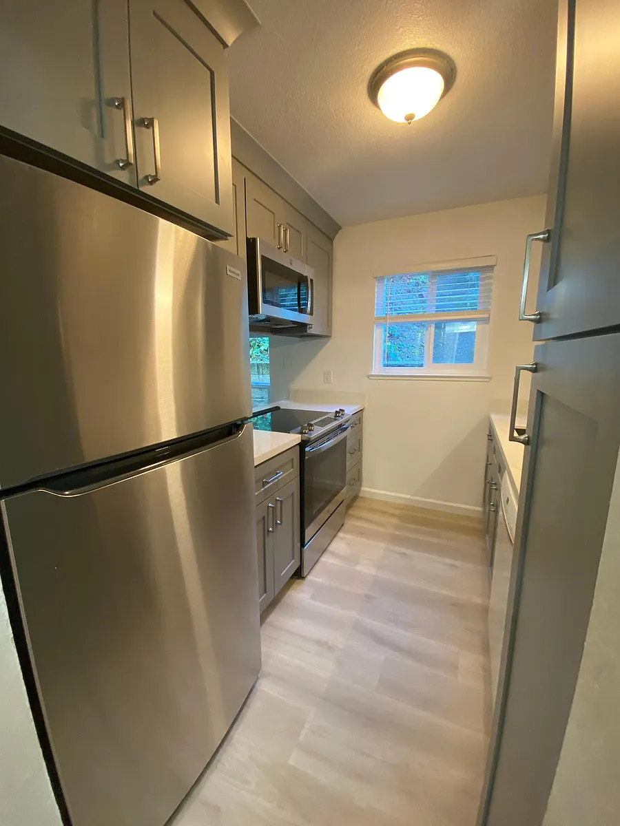 gorgeous kitchen with new cabinets and appliances. - 89 Donegal Way #D