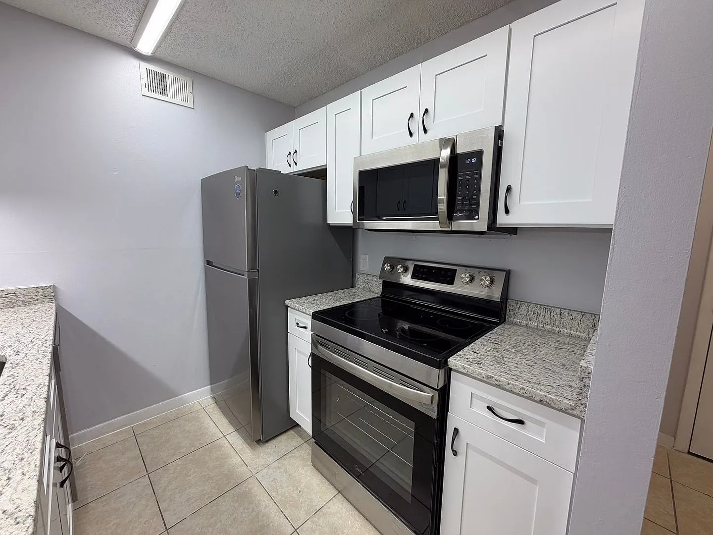 4BR/4BA Condo off SW 34th Street - available NOW! — Photo 4