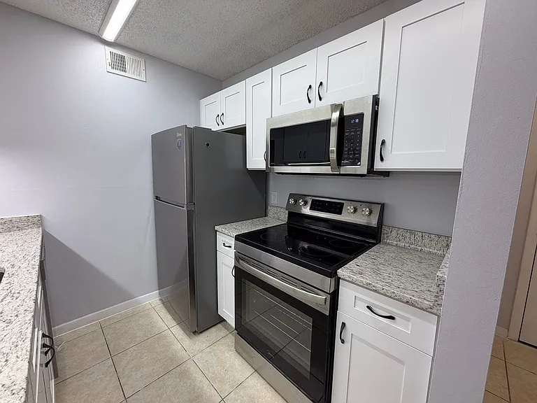 3921 SW 34th St #301 — Photo 4
