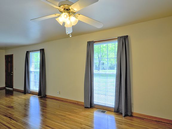 3rd image of 574 Rosehill Dr