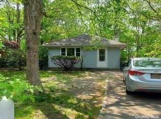 122 Pawnee Ave, Mastic, NY 11950