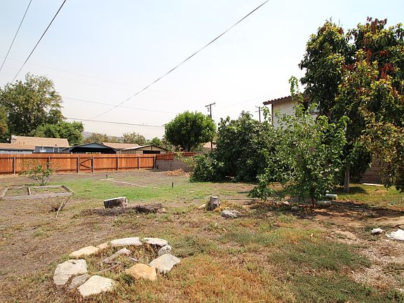 3rd image of 209 W 2nd St #209