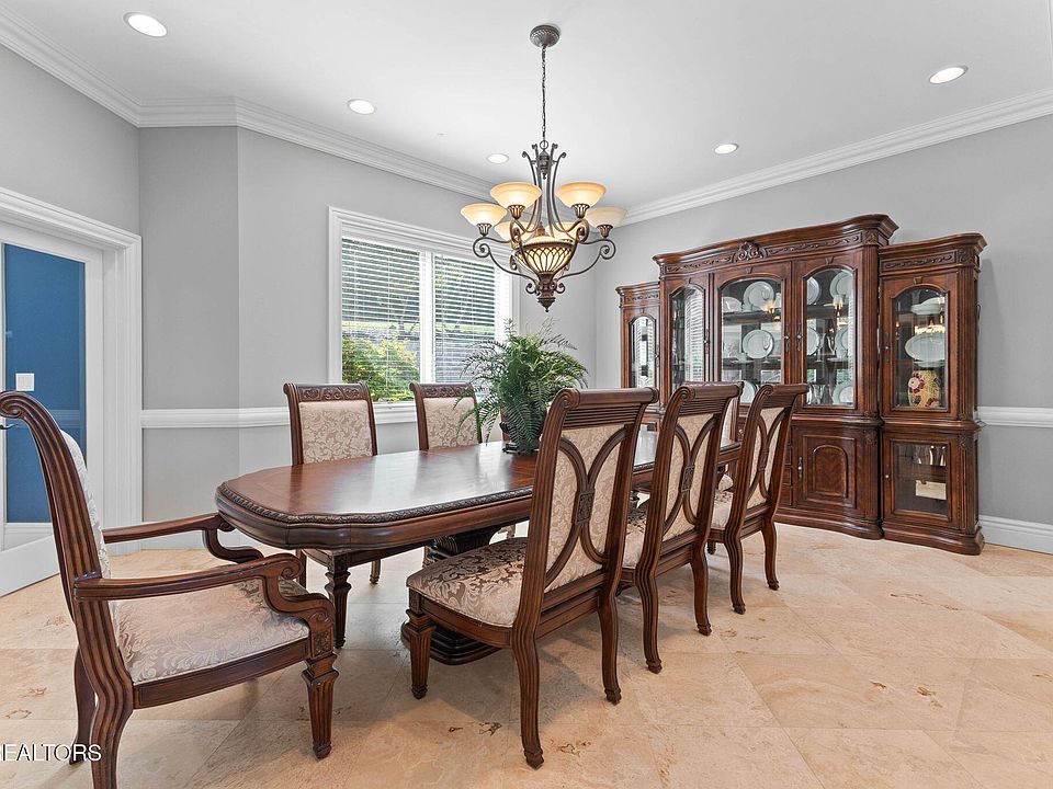 37th image of 643 Crown Pointe Rd