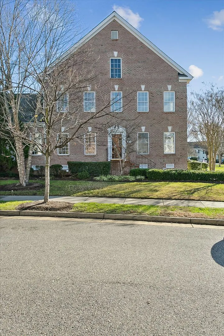 Spacious 3 Bedroom 3.5 Bath Townhome in Williamsburg! — Photo 1