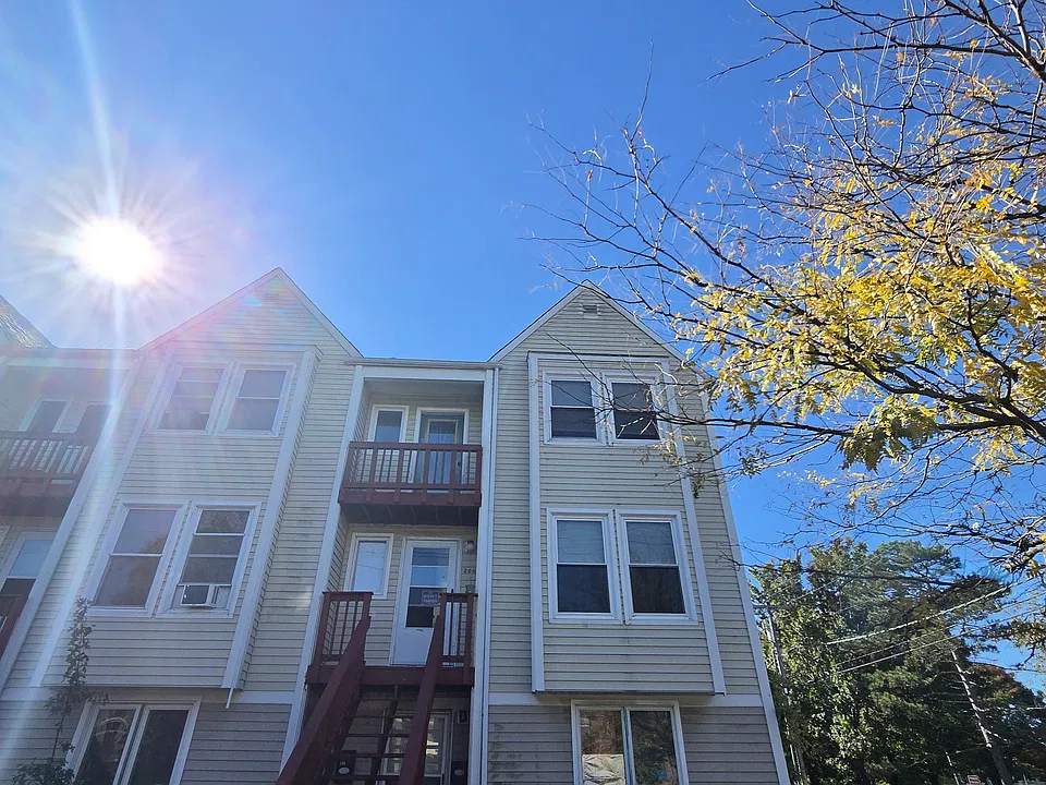 200 Henry St