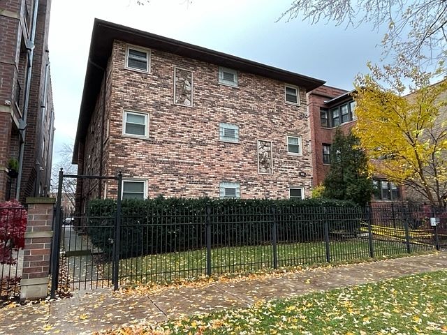 1st image of 1311 W Lunt Ave #303